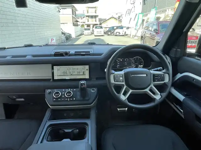 ランドローバー ランドローバー ディフェンダー 90 愛知県 2022(令4)年 2.7万km 白 スライディングパノラミックルーフ/ドライバーアシストパック/・ブラインドスポットアシスト/・クリアイジットモニター/・アダプティブクルーズコントロール/・リアコリジョンモニター/・リアクロストラフィック/純正ディスプレイナビ／Bluetooth/MERIDIANサウンドシステム/フロント・サイド・バック・全周囲カメラ/前席2wayパワーシート/純正LEDヘッドライト/エマージェンシーブレーキ/レーンキープアシスト/トラフィックサインレコグニション/純正18インチAW/USBポート/ETC2.0/スマートキー＆プッシュスタート/カラーコード1AA／フジホワイト