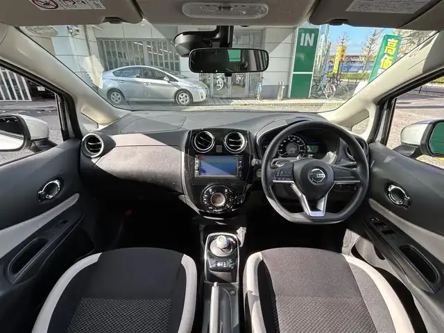 日産 ノート e－パワー X 東京都 2016(平28)年 2.5万km ブリリアントシルバー ワンオーナー/純正ナビ（MJ116D-W)/・フルセグTV/Bluetoothオーディオ/DVD/バックカメラ/レーンキープアシスト/衝突軽減システム/ステアリングスイッチ/オートライト/ETC/スマートキー/スペアキー×1/保証書/整備記録簿/取扱説明書