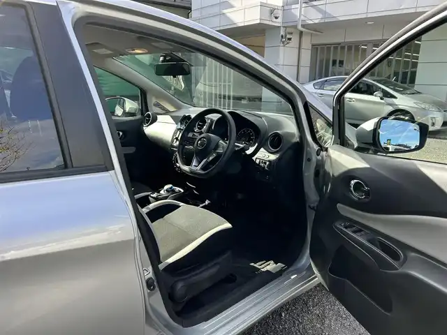 日産 ノート e－パワー X 東京都 2016(平28)年 2.5万km ブリリアントシルバー ワンオーナー/純正ナビ（MJ116D-W)/・フルセグTV/Bluetoothオーディオ/DVD/バックカメラ/レーンキープアシスト/衝突軽減システム/ステアリングスイッチ/オートライト/ETC/スマートキー/スペアキー×1/保証書/整備記録簿/取扱説明書