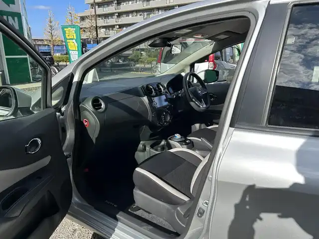 日産 ノート e－パワー X 東京都 2016(平28)年 2.5万km ブリリアントシルバー ワンオーナー/純正ナビ（MJ116D-W)/・フルセグTV/Bluetoothオーディオ/DVD/バックカメラ/レーンキープアシスト/衝突軽減システム/ステアリングスイッチ/オートライト/ETC/スマートキー/スペアキー×1/保証書/整備記録簿/取扱説明書