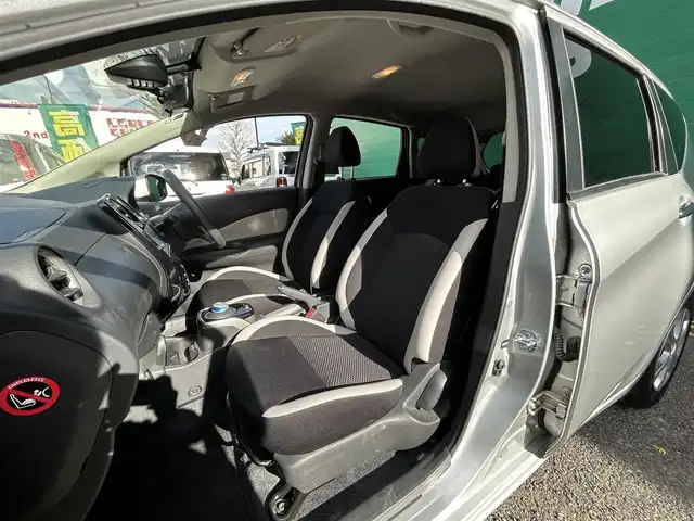 日産 ノート e－パワー X 東京都 2016(平28)年 2.5万km ブリリアントシルバー ワンオーナー/純正ナビ（MJ116D-W)/・フルセグTV/Bluetoothオーディオ/DVD/バックカメラ/レーンキープアシスト/衝突軽減システム/ステアリングスイッチ/オートライト/ETC/スマートキー/スペアキー×1/保証書/整備記録簿/取扱説明書