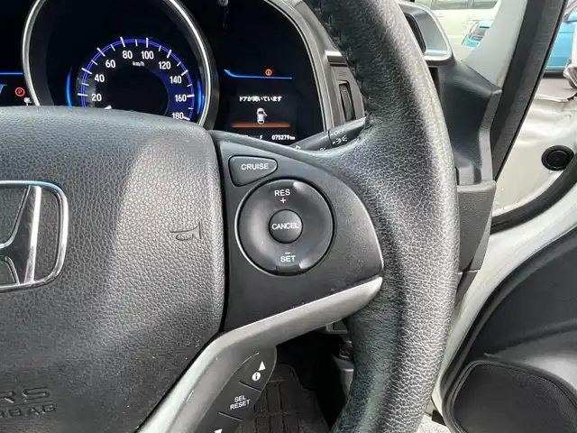 ホンダ フィット ハイブリット Lパッケージ 栃木県 2013(平25)年 7.6万km プレミアムホワイトパール 社外SDナビ/・フルセグTV/・CD/DVD/BT/・USB/SD/・AM.FM/バックカメラ/ビルトインETC/革巻きステアリング/ステアリングスイッチ/クルーズコントロール/ハーフレザーシート/LEDヘッドライト/オートライト/スマートキー/プッシュスタート/純正フロアマット/ドアバイザー/横滑り防止システム/電動格納ウィンカーミラー