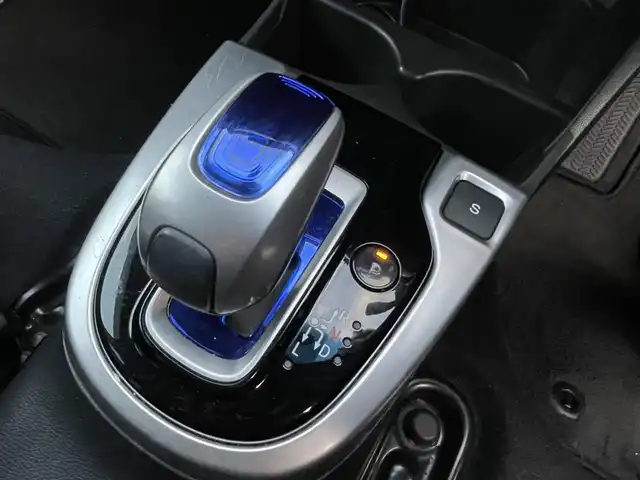 ホンダ フィット ハイブリット Lパッケージ 栃木県 2013(平25)年 7.6万km プレミアムホワイトパール 社外SDナビ/・フルセグTV/・CD/DVD/BT/・USB/SD/・AM.FM/バックカメラ/ビルトインETC/革巻きステアリング/ステアリングスイッチ/クルーズコントロール/ハーフレザーシート/LEDヘッドライト/オートライト/スマートキー/プッシュスタート/純正フロアマット/ドアバイザー/横滑り防止システム/電動格納ウィンカーミラー