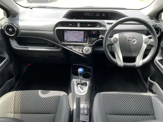 トヨタ アクア X－URBAN 福岡県 2015(平27)年 5.1万km グレーメタリック 横滑り防止/盗難防止/バックカメラ/SDナビ/フルセグTV/BT　/USB/iPad/純正フロアマット/純正アルミホイール/プッシュスタート/スマートキー/LED/EV.ECOモード