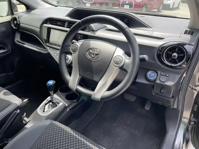 トヨタ アクア X－URBAN 福岡県 2015(平27)年 5.1万km グレーメタリック 横滑り防止/盗難防止/バックカメラ/SDナビ/フルセグTV/BT　/USB/iPad/純正フロアマット/純正アルミホイール/プッシュスタート/スマートキー/LED/EV.ECOモード