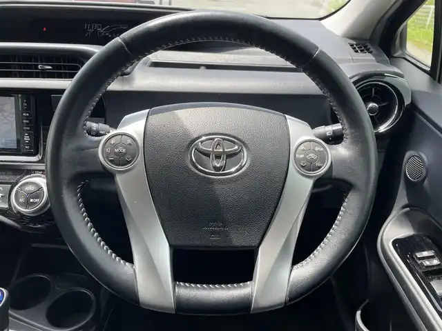 トヨタ アクア X－URBAN 福岡県 2015(平27)年 5.1万km グレーメタリック 横滑り防止/盗難防止/バックカメラ/SDナビ/フルセグTV/BT　/USB/iPad/純正フロアマット/純正アルミホイール/プッシュスタート/スマートキー/LED/EV.ECOモード