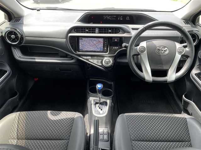 トヨタ アクア X－URBAN 福岡県 2015(平27)年 5.1万km グレーメタリック SDナビ（CN-R300WD）/バックカメラ/フルセグTV、BT　/USBポート/純正フロアマット/純正アルミホイール/ハーフレザーシート/プッシュスタート/スマートキー/LEDヘッドランプ/オートライト/EV.ECOモード