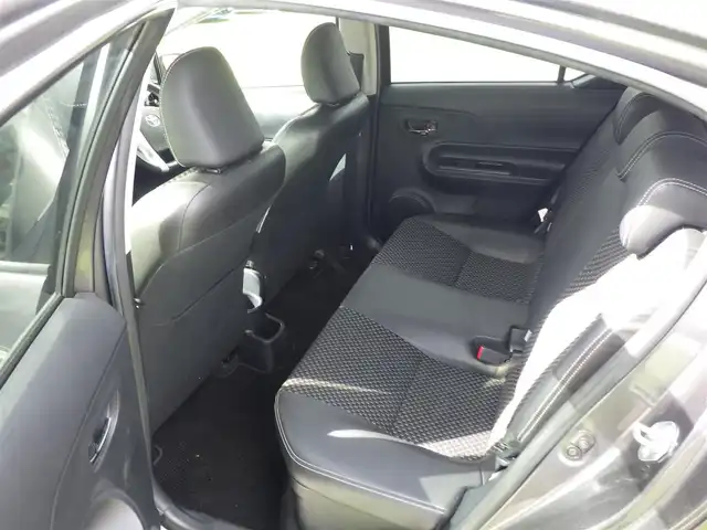 トヨタ アクア X－URBAN 千葉県 2015(平27)年 5.1万km グレーメタリック 社外SDナビ/地デジTV/【DVD/CD再生機能　Bluetooth接続】/バックカメラ/ハーフレザーシート/革巻きステアリング/ステアリングスイッチ/ETC/LEDヘッドライト/フォグライト/ウインカーミラー/エアロ/純正16インチアルミホイル/スマートキー