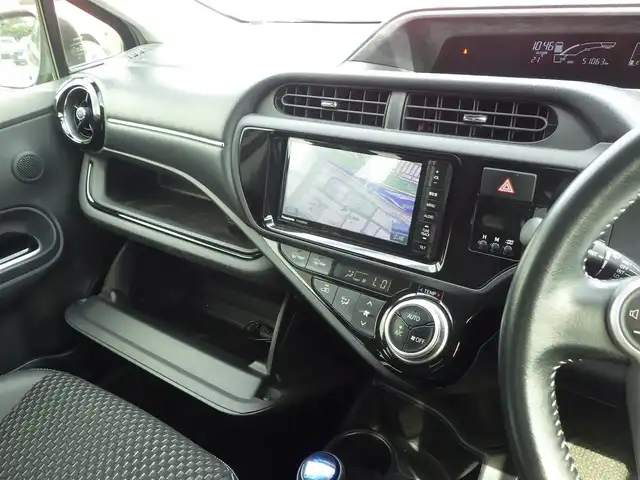 トヨタ アクア X－URBAN 千葉県 2015(平27)年 5.1万km グレーメタリック 社外SDナビ/地デジTV/【DVD/CD再生機能　Bluetooth接続】/バックカメラ/ハーフレザーシート/革巻きステアリング/ステアリングスイッチ/ETC/LEDヘッドライト/フォグライト/ウインカーミラー/エアロ/純正16インチアルミホイル/スマートキー