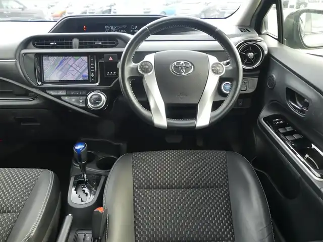 トヨタ アクア X－URBAN 千葉県 2015(平27)年 5.1万km グレーメタリック 社外SDナビ/地デジTV/【DVD/CD再生機能　Bluetooth接続】/バックカメラ/ハーフレザーシート/革巻きステアリング/ステアリングスイッチ/ETC/LEDヘッドライト/フォグライト/ウインカーミラー/エアロ/純正16インチアルミホイル/スマートキー