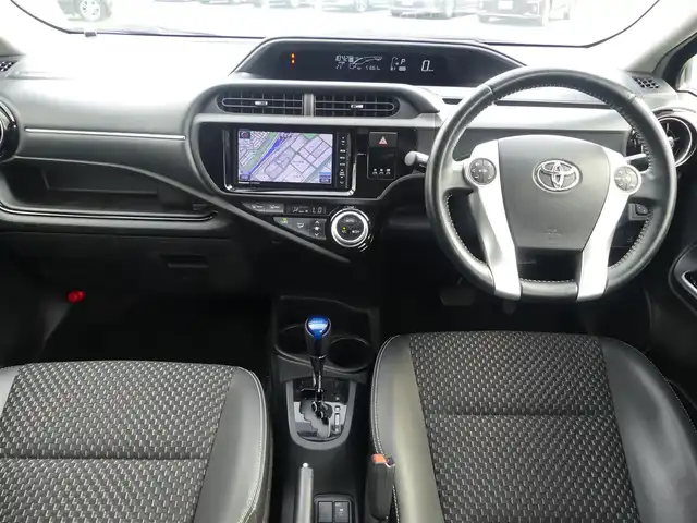 トヨタ アクア X－URBAN 千葉県 2015(平27)年 5.1万km グレーメタリック 社外SDナビ/地デジTV/【DVD/CD再生機能　Bluetooth接続】/バックカメラ/ハーフレザーシート/革巻きステアリング/ステアリングスイッチ/ETC/LEDヘッドライト/フォグライト/ウインカーミラー/エアロ/純正16インチアルミホイル/スマートキー