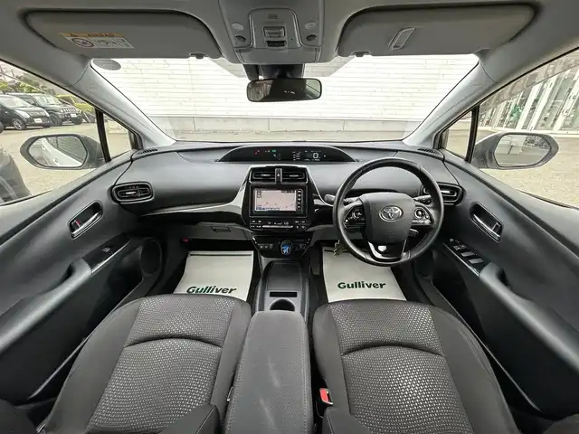 トヨタ プリウス S 山形県 2020(令2)年 9.3万km スーパーホワイトⅡ 4WD/純正SDナビ/・ワンセグ/CD/AM/FM/Bluetooth/衝突軽減ブレーキ/アダプティブクルーズコントロール/レーンキープアシスト/横滑り防止装置/盗難防止装置/バックカメラ/オートライト/オートマチックハイビーム/LEDライト/スマートキー/ダブルエアバック/純正フロアマット/社外15インチアルミホイール/取扱説明書