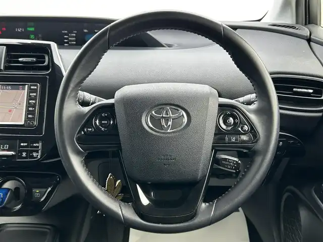 トヨタ プリウス S 山形県 2020(令2)年 9.3万km スーパーホワイトⅡ 4WD/純正SDナビ/・ワンセグ/CD/AM/FM/Bluetooth/衝突軽減ブレーキ/アダプティブクルーズコントロール/レーンキープアシスト/横滑り防止装置/盗難防止装置/バックカメラ/オートライト/オートマチックハイビーム/LEDライト/スマートキー/ダブルエアバック/純正フロアマット/社外15インチアルミホイール/取扱説明書