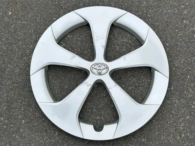 トヨタ プリウス S 山形県 2020(令2)年 9.3万km スーパーホワイトⅡ 4WD/純正SDナビ/・ワンセグ/CD/AM/FM/Bluetooth/衝突軽減ブレーキ/アダプティブクルーズコントロール/レーンキープアシスト/横滑り防止装置/盗難防止装置/バックカメラ/オートライト/オートマチックハイビーム/LEDライト/スマートキー/ダブルエアバック/純正フロアマット/社外15インチアルミホイール/取扱説明書