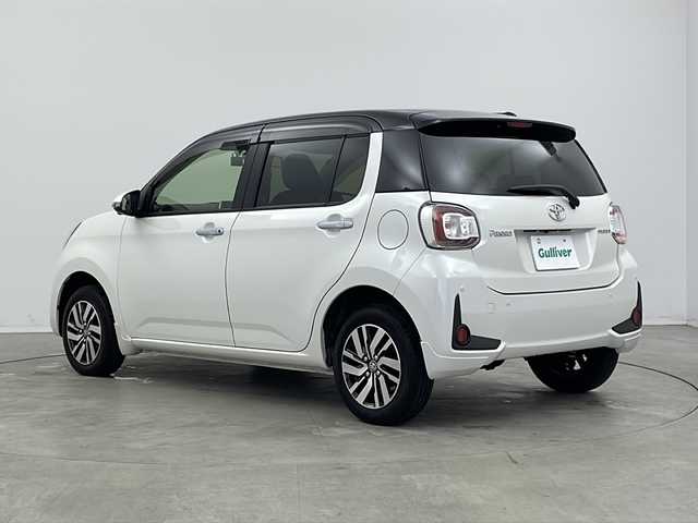 トヨタ パッソ モーダ　チャーム 新潟県 2023(令5)年 1.5万km ブラックマイカメタリック/パールホワイト2トーン 4WD/衝突軽減ブレーキ/社外ナビ/フルセグTV/バック/全方位カメラ/ビルトインETC/ドライブレコーダー/専用ハーフレザーシート/シートヒーター/LEDヘッドライト/オートライト/オートハイビーム/アイドリングストップ/コーナーセンサー/オートドアミラー/ウィンカーミラー/純正フロアマット/ドアバイザー