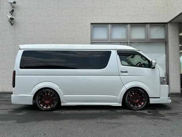 トヨタ ハイエース GL 大阪府 2017(平29)年 6.4万km ホワイトパールクリスタルシャイン 社外7.7インチナビ/（フルセグ／ＢＴ／ＣＤ／ＤＶＤ）/フリップダウンモニター/フルエアロ/ベッドキット/バックモニター/片側パワースライド/LEDヘッドライト/社外17インチAW/（LOXARNY BATTLESHIP)/レザー調シートカバー/ETC
