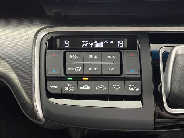 ホンダ ステップワゴン スパーダ eHEV G ホンダS 鹿児島県 2021(令3)年 2.7万km プラチナホワイトパール 禁煙/ワンオーナー /純正9インチメモリナビ フルセグ/（CD/DVD/SD/MSV/BT/AppleCarPlay）/純正フリップダウンモニター/バックカメラ /わくわくゲート/前後ドライブレコーダー /純正16AW/ビルトインETC2.0 /ECON /EVモード/両側パワースライドドア /電格ミラー/LEDオートライト /フォグランプ/革巻きステアリング /ステアリングスイッチ/ホンダセンシング /CMBS/アダプティブクルーズコントロール/コーナーセンサー/先行車発進お知らせ /路外逸脱抑制 /標識認識/レーンキープアシスト /純正マット /ドアバイザー/スマートキー /プッシュスタート/保証書 /取扱説明書 /ナビ取説 /記録簿 /スペアキー