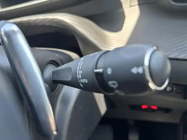 プジョー ２０８ アリュール 愛知県 2021(令3)年 6.3万km パール 純正ディスプレイオーディオ/　(BT/USB/iPod/AppleCarPlay/AndroidAuto)/バックカメラ/ETC/前後ドライブレコーダー/衝突軽減ブレーキ/レーンアシスト/クリアランスソナー/置くだけ充電/ハーフレザーシート/電動パーキングブレーキ/パドルシフト/プッシュスタート/純正フロアマット/スマートキー×2