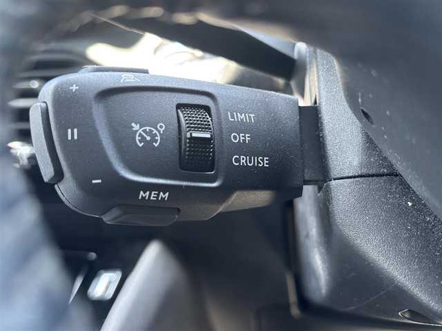 プジョー ２０８ アリュール 愛知県 2021(令3)年 6.3万km パール 純正ディスプレイオーディオ/　(BT/USB/iPod/AppleCarPlay/AndroidAuto)/バックカメラ/ETC/前後ドライブレコーダー/衝突軽減ブレーキ/レーンアシスト/クリアランスソナー/置くだけ充電/ハーフレザーシート/電動パーキングブレーキ/パドルシフト/プッシュスタート/純正フロアマット/スマートキー×2