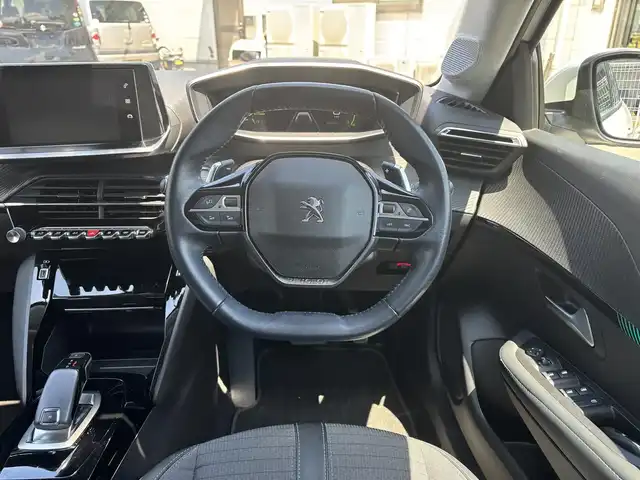 プジョー ２０８ アリュール 愛知県 2021(令3)年 6.3万km パール 純正ディスプレイオーディオ/　(BT/USB/iPod/AppleCarPlay/AndroidAuto)/バックカメラ/ETC/前後ドライブレコーダー/衝突軽減ブレーキ/レーンアシスト/クリアランスソナー/置くだけ充電/ハーフレザーシート/電動パーキングブレーキ/パドルシフト/プッシュスタート/純正フロアマット/スマートキー×2