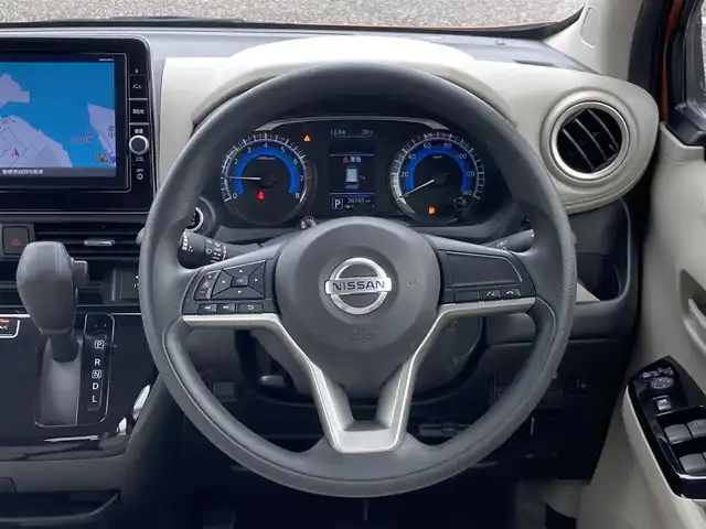 日産 デイズ X 島根県 2020(令2)年 3.7万km プレミアムサンシャインオレンジ ディーラーOPナビ(CD/DVD/BT/フルセグ)/エマージェンシーブレーキ/車線逸脱警報/全方位カメラ/アイドリングストップ/ステアリングリモコン/前後ドラインブレコーダー/オートライト/純正ドアバイザー/純正フロアマット