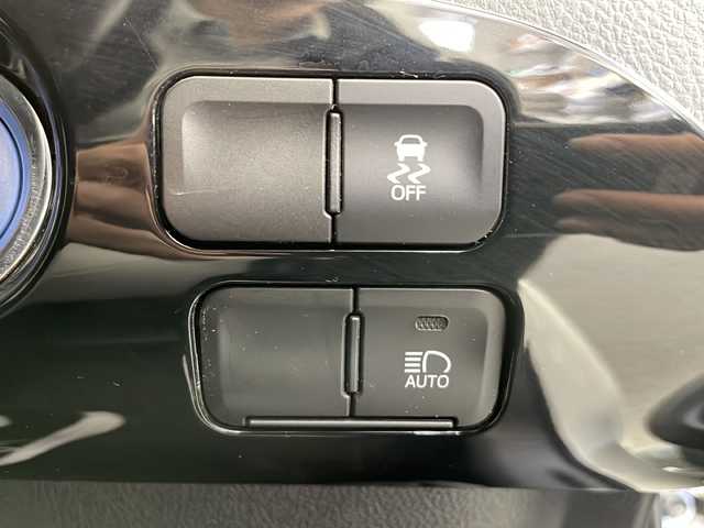 トヨタ プリウス S ツーリングセレクション 長野県 2020(令2)年 6.9万km ホワイトパールクリスタルシャイン 4WD/純正SDナビ&フルセグTV&CD&DVD&USB&BT/トヨタセーフティセンス/アダプティブクルーズコントロール/レーンディパーチャーアラート/プリクラッシュセーフティ/パーキングサポートブレーキ/ヘッドアップディスプレイ/クリアランスソナー/ふらつき警報/寒冷地仕様/フロントワイパーデアイサー/リアフォグランプ/合皮シート/前席シートヒーター/ステアリングスイッチ/バックカメラ/ビルトインETC/LEDヘッドライト/オートライト/フロントフォグランプ/電動格納ミラー/ウィンカーミラー/純正17インチAW装着/純正フロアマット/プッシュスタート/スマートキー