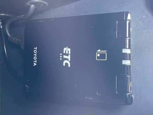 トヨタ ハイラックス Z GRスポーツ 福岡県 2022(令4)年 4.4万km スーパーホワイトⅡ ワンオーナー/純正ナビ（Bluetooth）/アラウンドビューモニター/クリアランスソナー/レーダークルーズコントロール/パドルシフト/ドライブレコーダー/４WD/パワーシート/MTモード付AT/センターデフロック/ダウンヒルアシストコントロール/アイドリングストップ/USB入力端子/スペアキー/純正フロアマット/パワーウィンドウ/純正アルミホイール/エアバッグ（運転席・助手席・サイド）/衝突被害軽減システム/横滑り防止装置/盗難防止装置/レーンキープアシスト/盗難防止装置/オートライト/ABS/保証書/取扱説明書/スマートキー