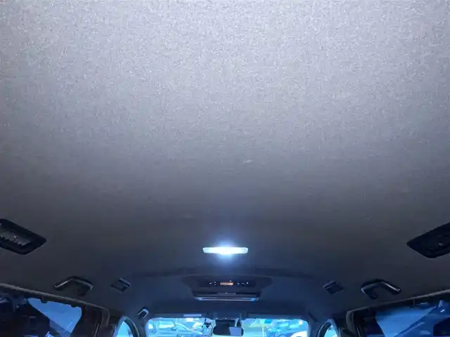 トヨタ ヴォクシー ハイブリッド ZS 静岡県 2021(令3)年 4.3万km ブラッキッシュアゲハガラスフレーク エンジンスタートボタン/パワーステアリング/パワーウィンドウ/アイドリングストップ/Ｗオートエアコン/スマートキー/スペアキー1本/クルーズコントロール/純正12.1インチ後席モニター/USB入力端子/ETC/バックカメラ/純正10インチナビ（CD/DVD/BT/フルセグ）/三列シート/ウォークスルー/ドライブレコーダー前後/純正フロアマット/両側パワースライドドア/布シート/前席シートヒーター/アルミホイール/ABS/横滑り防止装置/コーナーセンサー前後/レーンキープアシスト/オートライト/オートマチックハイビーム/LEDヘッドライト/Wエアバッグ/衝突軽減システム/HDMI