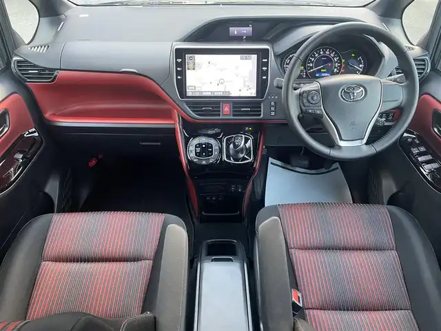 トヨタ ヴォクシー ハイブリッド ZS 静岡県 2021(令3)年 4.3万km ブラッキッシュアゲハガラスフレーク エンジンスタートボタン/パワーステアリング/パワーウィンドウ/アイドリングストップ/Ｗオートエアコン/スマートキー/スペアキー1本/クルーズコントロール/純正12.1インチ後席モニター/USB入力端子/ETC/バックカメラ/純正10インチナビ（CD/DVD/BT/フルセグ）/三列シート/ウォークスルー/ドライブレコーダー前後/純正フロアマット/両側パワースライドドア/布シート/前席シートヒーター/アルミホイール/ABS/横滑り防止装置/コーナーセンサー前後/レーンキープアシスト/オートライト/オートマチックハイビーム/LEDヘッドライト/Wエアバッグ/衝突軽減システム/HDMI