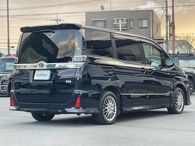 トヨタ ヴォクシー ハイブリッド ZS 静岡県 2021(令3)年 4.3万km ブラッキッシュアゲハガラスフレーク エンジンスタートボタン/パワーステアリング/パワーウィンドウ/アイドリングストップ/Ｗオートエアコン/スマートキー/スペアキー1本/クルーズコントロール/純正12.1インチ後席モニター/USB入力端子/ETC/バックカメラ/純正10インチナビ（CD/DVD/BT/フルセグ）/三列シート/ウォークスルー/ドライブレコーダー前後/純正フロアマット/両側パワースライドドア/布シート/前席シートヒーター/アルミホイール/ABS/横滑り防止装置/コーナーセンサー前後/レーンキープアシスト/オートライト/オートマチックハイビーム/LEDヘッドライト/Wエアバッグ/衝突軽減システム/HDMI