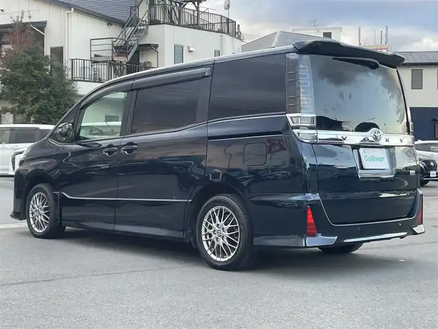 トヨタ ヴォクシー ハイブリッド ZS 静岡県 2021(令3)年 4.3万km ブラッキッシュアゲハガラスフレーク エンジンスタートボタン/パワーステアリング/パワーウィンドウ/アイドリングストップ/Ｗオートエアコン/スマートキー/スペアキー1本/クルーズコントロール/純正12.1インチ後席モニター/USB入力端子/ETC/バックカメラ/純正10インチナビ（CD/DVD/BT/フルセグ）/三列シート/ウォークスルー/ドライブレコーダー前後/純正フロアマット/両側パワースライドドア/布シート/前席シートヒーター/アルミホイール/ABS/横滑り防止装置/コーナーセンサー前後/レーンキープアシスト/オートライト/オートマチックハイビーム/LEDヘッドライト/Wエアバッグ/衝突軽減システム/HDMI