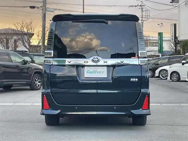 トヨタ ヴォクシー ハイブリッド ZS 静岡県 2021(令3)年 4.3万km ブラッキッシュアゲハガラスフレーク エンジンスタートボタン/パワーステアリング/パワーウィンドウ/アイドリングストップ/Ｗオートエアコン/スマートキー/スペアキー1本/クルーズコントロール/純正12.1インチ後席モニター/USB入力端子/ETC/バックカメラ/純正10インチナビ（CD/DVD/BT/フルセグ）/三列シート/ウォークスルー/ドライブレコーダー前後/純正フロアマット/両側パワースライドドア/布シート/前席シートヒーター/アルミホイール/ABS/横滑り防止装置/コーナーセンサー前後/レーンキープアシスト/オートライト/オートマチックハイビーム/LEDヘッドライト/Wエアバッグ/衝突軽減システム/HDMI