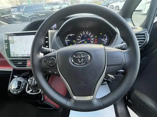 トヨタ ヴォクシー ハイブリッド ZS 静岡県 2021(令3)年 4.3万km ブラッキッシュアゲハガラスフレーク エンジンスタートボタン/パワーステアリング/パワーウィンドウ/アイドリングストップ/Ｗオートエアコン/スマートキー/スペアキー1本/クルーズコントロール/純正12.1インチ後席モニター/USB入力端子/ETC/バックカメラ/純正10インチナビ（CD/DVD/BT/フルセグ）/三列シート/ウォークスルー/ドライブレコーダー前後/純正フロアマット/両側パワースライドドア/布シート/前席シートヒーター/アルミホイール/ABS/横滑り防止装置/コーナーセンサー前後/レーンキープアシスト/オートライト/オートマチックハイビーム/LEDヘッドライト/Wエアバッグ/衝突軽減システム/HDMI