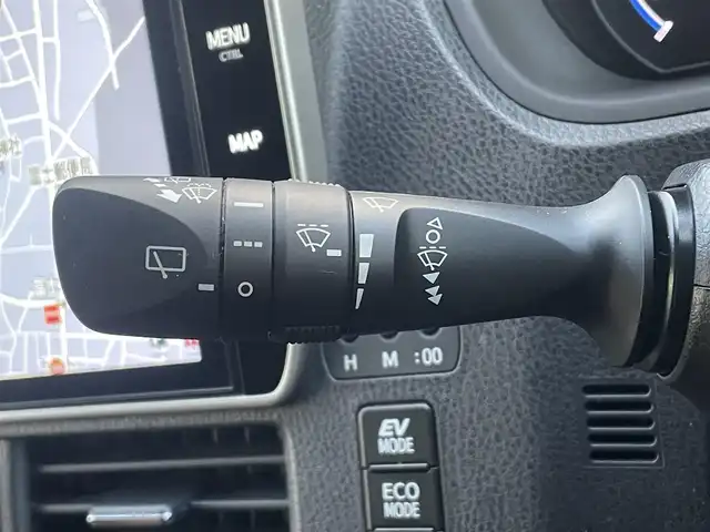 トヨタ ヴォクシー ハイブリッド ZS 静岡県 2021(令3)年 4.3万km ブラッキッシュアゲハガラスフレーク エンジンスタートボタン/パワーステアリング/パワーウィンドウ/アイドリングストップ/Ｗオートエアコン/スマートキー/スペアキー1本/クルーズコントロール/純正12.1インチ後席モニター/USB入力端子/ETC/バックカメラ/純正10インチナビ（CD/DVD/BT/フルセグ）/三列シート/ウォークスルー/ドライブレコーダー前後/純正フロアマット/両側パワースライドドア/布シート/前席シートヒーター/アルミホイール/ABS/横滑り防止装置/コーナーセンサー前後/レーンキープアシスト/オートライト/オートマチックハイビーム/LEDヘッドライト/Wエアバッグ/衝突軽減システム/HDMI