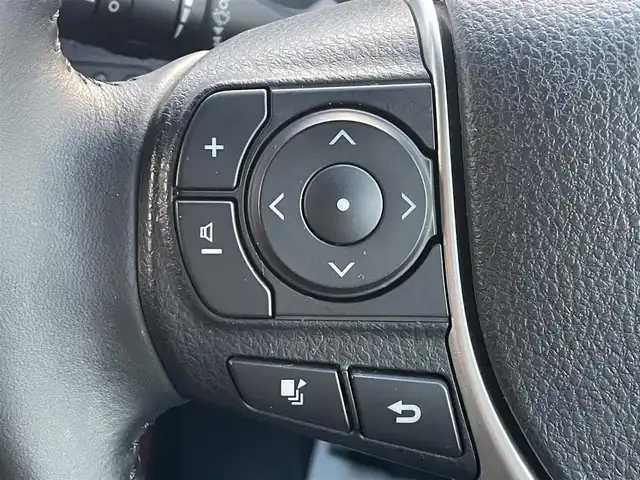 トヨタ ヴォクシー ハイブリッド ZS 静岡県 2021(令3)年 4.3万km ブラッキッシュアゲハガラスフレーク エンジンスタートボタン/パワーステアリング/パワーウィンドウ/アイドリングストップ/Ｗオートエアコン/スマートキー/スペアキー1本/クルーズコントロール/純正12.1インチ後席モニター/USB入力端子/ETC/バックカメラ/純正10インチナビ（CD/DVD/BT/フルセグ）/三列シート/ウォークスルー/ドライブレコーダー前後/純正フロアマット/両側パワースライドドア/布シート/前席シートヒーター/アルミホイール/ABS/横滑り防止装置/コーナーセンサー前後/レーンキープアシスト/オートライト/オートマチックハイビーム/LEDヘッドライト/Wエアバッグ/衝突軽減システム/HDMI