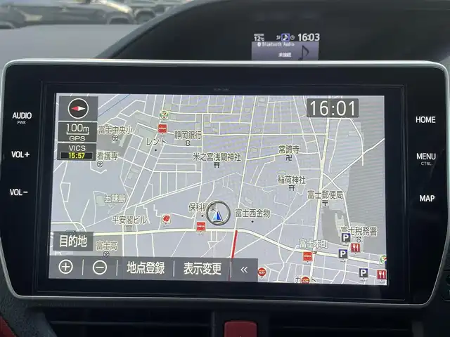 トヨタ ヴォクシー ハイブリッド ZS 静岡県 2021(令3)年 4.3万km ブラッキッシュアゲハガラスフレーク エンジンスタートボタン/パワーステアリング/パワーウィンドウ/アイドリングストップ/Ｗオートエアコン/スマートキー/スペアキー1本/クルーズコントロール/純正12.1インチ後席モニター/USB入力端子/ETC/バックカメラ/純正10インチナビ（CD/DVD/BT/フルセグ）/三列シート/ウォークスルー/ドライブレコーダー前後/純正フロアマット/両側パワースライドドア/布シート/前席シートヒーター/アルミホイール/ABS/横滑り防止装置/コーナーセンサー前後/レーンキープアシスト/オートライト/オートマチックハイビーム/LEDヘッドライト/Wエアバッグ/衝突軽減システム/HDMI