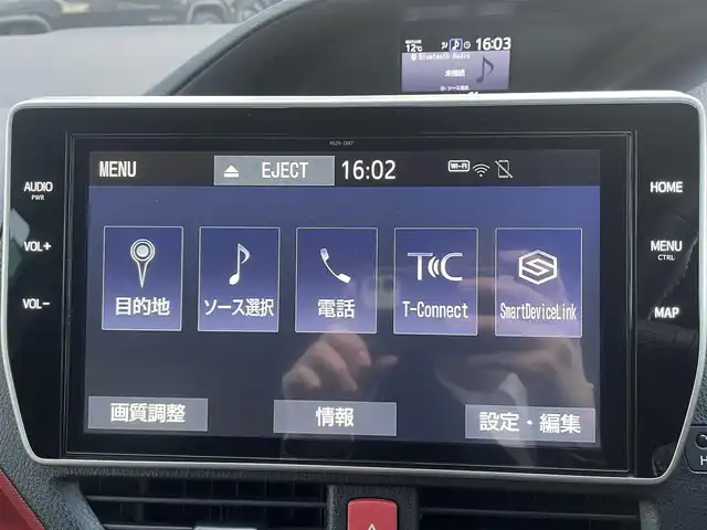 トヨタ ヴォクシー ハイブリッド ZS 静岡県 2021(令3)年 4.3万km ブラッキッシュアゲハガラスフレーク エンジンスタートボタン/パワーステアリング/パワーウィンドウ/アイドリングストップ/Ｗオートエアコン/スマートキー/スペアキー1本/クルーズコントロール/純正12.1インチ後席モニター/USB入力端子/ETC/バックカメラ/純正10インチナビ（CD/DVD/BT/フルセグ）/三列シート/ウォークスルー/ドライブレコーダー前後/純正フロアマット/両側パワースライドドア/布シート/前席シートヒーター/アルミホイール/ABS/横滑り防止装置/コーナーセンサー前後/レーンキープアシスト/オートライト/オートマチックハイビーム/LEDヘッドライト/Wエアバッグ/衝突軽減システム/HDMI