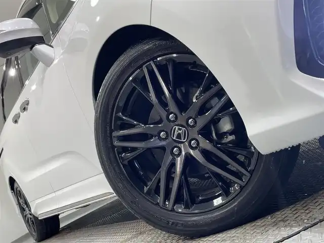 ホンダ オデッセイ ハイブリッド e:HEVアブソルート EX 愛知県 2022(令4)年 4.4万km プラチナホワイトパール 純正９インチナビ　/（Bluetooth/SD/ラジオ/CarPlay/CD・DVD再生/HDMI/USB/フルセグTV)/アラウンドビューモニター　/ホンダセンシング　/　　-衝突軽減ブレーキ/　　-誤発進抑制機能/　　-路線逸脱警報/　　-アダプティブクルーズコントロール/　　-車線維持支援システム/　　-先行車発進お知らせ機能/　　-標識認識機能/両側パワースライドドア　/ＡＣ１００Ｖ　/ＬＥＤヘッドライト　/シートヒーター　/ビルトインＥＴＣ２．０　/電動リアゲード　/ブラインドスポットモニター/コーナーセンサー/ドライブレコーダー　/パワーシート/電動パーキングブレーキ/ＬＥＤフォグランプ/純正フロアマット/プッシュスタート/　　-スマートキー