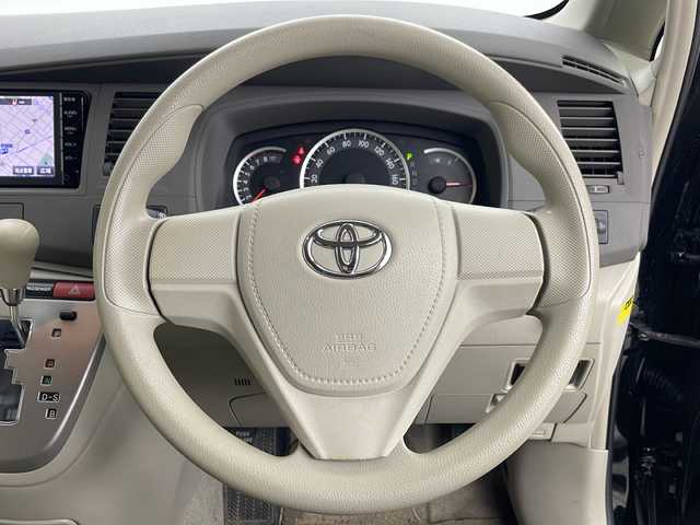 トヨタ アイシス L 道央・札幌 2015(平27)年 2.3万km ブラック ・４WD/・純正ナビ/（CD/DVD/BT/フルセグTV/SD）/・バックカメラ/・片側パワースライドドア/・横滑り防止/・社外ドラレコ/・スマートキー/・プッシュスタート/・スペアキー/・保証書/・取扱説明書