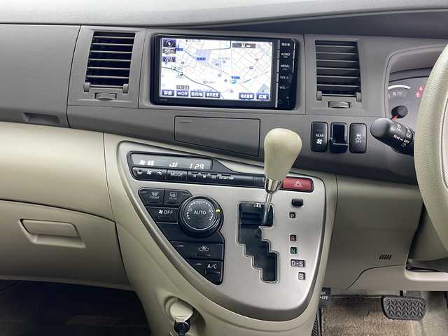 トヨタ アイシス L 道央・札幌 2015(平27)年 2.3万km ブラック ・４WD/・純正ナビ/（CD/DVD/BT/フルセグTV/SD）/・バックカメラ/・片側パワースライドドア/・横滑り防止/・社外ドラレコ/・スマートキー/・プッシュスタート/・スペアキー/・保証書/・取扱説明書