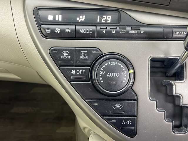 トヨタ アイシス L 道央・札幌 2015(平27)年 2.3万km ブラック ・４WD/・純正ナビ/（CD/DVD/BT/フルセグTV/SD）/・バックカメラ/・片側パワースライドドア/・横滑り防止/・社外ドラレコ/・スマートキー/・プッシュスタート/・スペアキー/・保証書/・取扱説明書