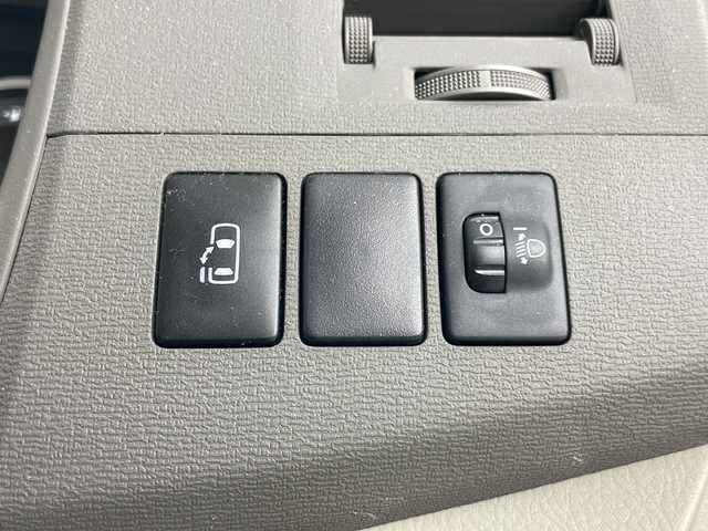 トヨタ アイシス L 道央・札幌 2015(平27)年 2.3万km ブラック ・４WD/・純正ナビ/（CD/DVD/BT/フルセグTV/SD）/・バックカメラ/・片側パワースライドドア/・横滑り防止/・社外ドラレコ/・スマートキー/・プッシュスタート/・スペアキー/・保証書/・取扱説明書