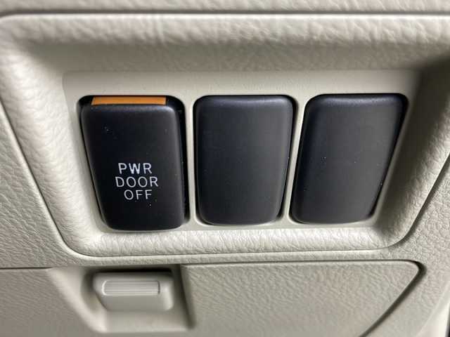 トヨタ アイシス L 道央・札幌 2015(平27)年 2.3万km ブラック ・４WD/・純正ナビ/（CD/DVD/BT/フルセグTV/SD）/・バックカメラ/・片側パワースライドドア/・横滑り防止/・社外ドラレコ/・スマートキー/・プッシュスタート/・スペアキー/・保証書/・取扱説明書