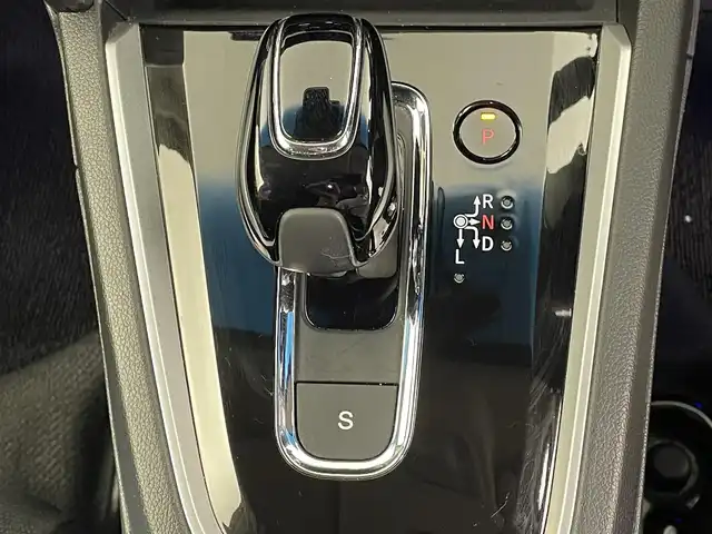 ホンダ シャトル ハイブリッド X ホンダセンシング 千葉県 2020(令2)年 6.1万km プラチナホワイトパール 禁煙車/ホンダセンシング/・衝突軽減ブレーキ/・レーダークルーズコントロール/・先行車発進システム/・路外逸脱抑制機能/・レーンキープアシスト/社外8インチメモリナビ/・型番：AVIC-RL910/・CD/DVD/USB/HDMI/Bluetooth/フルセグTV/・バックカメラ/・ビルトインETC/ハーフレザーシート/・DNシートヒーター/革巻きステアリング/・ステアリングスイッチ/・パドルシフト/左右独立エアコン/純正フロアマット/純正ホイールキャップ/オートライト/・LEDヘッドライト/・LEDフォグランプ/電動格納ウインカーミラー/プッシュスタート/・スマートキー/・スペアキー/積込みAW付きサマータイヤ/　（185/60/R15）3mm