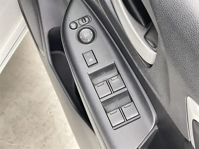 ホンダ シャトル ハイブリッド X ホンダセンシング 千葉県 2020(令2)年 6.1万km プラチナホワイトパール 禁煙車/ホンダセンシング/・衝突軽減ブレーキ/・レーダークルーズコントロール/・先行車発進システム/・路外逸脱抑制機能/・レーンキープアシスト/社外8インチメモリナビ/・型番：AVIC-RL910/・CD/DVD/USB/HDMI/Bluetooth/フルセグTV/・バックカメラ/・ビルトインETC/ハーフレザーシート/・DNシートヒーター/革巻きステアリング/・ステアリングスイッチ/・パドルシフト/左右独立エアコン/純正フロアマット/純正ホイールキャップ/オートライト/・LEDヘッドライト/・LEDフォグランプ/電動格納ウインカーミラー/プッシュスタート/・スマートキー/・スペアキー/積込みAW付きサマータイヤ/　（185/60/R15）3mm