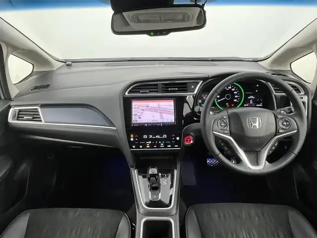 ホンダ シャトル ハイブリッド X ホンダセンシング 千葉県 2020(令2)年 6.1万km プラチナホワイトパール 禁煙車/ホンダセンシング/・衝突軽減ブレーキ/・レーダークルーズコントロール/・先行車発進システム/・路外逸脱抑制機能/・レーンキープアシスト/社外8インチメモリナビ/・型番：AVIC-RL910/・CD/DVD/USB/HDMI/Bluetooth/フルセグTV/・バックカメラ/・ビルトインETC/ハーフレザーシート/・DNシートヒーター/革巻きステアリング/・ステアリングスイッチ/・パドルシフト/左右独立エアコン/純正フロアマット/純正ホイールキャップ/オートライト/・LEDヘッドライト/・LEDフォグランプ/電動格納ウインカーミラー/プッシュスタート/・スマートキー/・スペアキー/積込みAW付きサマータイヤ/　（185/60/R15）3mm