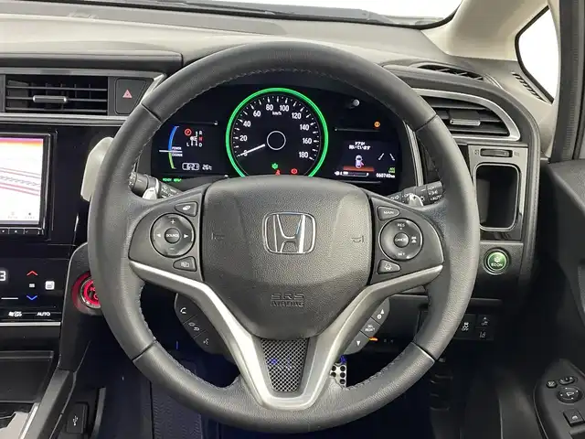 ホンダ シャトル ハイブリッド X ホンダセンシング 千葉県 2020(令2)年 6.1万km プラチナホワイトパール 禁煙車/ホンダセンシング/・衝突軽減ブレーキ/・レーダークルーズコントロール/・先行車発進システム/・路外逸脱抑制機能/・レーンキープアシスト/社外8インチメモリナビ/・型番：AVIC-RL910/・CD/DVD/USB/HDMI/Bluetooth/フルセグTV/・バックカメラ/・ビルトインETC/ハーフレザーシート/・DNシートヒーター/革巻きステアリング/・ステアリングスイッチ/・パドルシフト/左右独立エアコン/純正フロアマット/純正ホイールキャップ/オートライト/・LEDヘッドライト/・LEDフォグランプ/電動格納ウインカーミラー/プッシュスタート/・スマートキー/・スペアキー/積込みAW付きサマータイヤ/　（185/60/R15）3mm