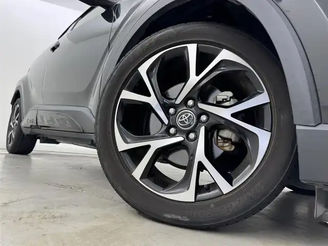 トヨタ Ｃ－ＨＲ G 福岡県 2019(平31)年 3万km ブラックマイカ 純正ナビ（フルセグＴＶ）　/バックカメラ　/ビルトインＥＴＣ　/レーダークルーズコントロール　/コーナーセンサー　/衝突軽減ブレーキ　/レーンキープ　/ＢＳＭ　/ハーフレザーシート　/シートヒーター　/純正１８インチＡＷ　/ＬＥＤ