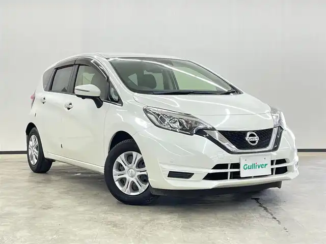 日産 ノート X 長崎県 2017(平29)年 4.1万km ブリリアントホワイトパール 純正7インチナビ　（MM316D-W）/・フルセグTV　CD/DVD/SD/Bluetooth/バックカメラ/アラウンドビューモニター/インテリジェントルームミラー/コーナーセンサー /ドライブレコーダー/アイドリングストップ/プッシュスタート/ステアリングスイッチ/衝突被害軽減ブレーキ/横滑り防止/レーンキープアシスト/純正フロアマット/純正14インチホイールキャップ/取扱説明書/保証書