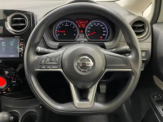 日産 ノート X 長崎県 2017(平29)年 4.1万km ブリリアントホワイトパール 純正7インチナビ　（MM316D-W）/・フルセグTV　CD/DVD/SD/Bluetooth/バックカメラ/アラウンドビューモニター/インテリジェントルームミラー/コーナーセンサー /ドライブレコーダー/アイドリングストップ/プッシュスタート/ステアリングスイッチ/衝突被害軽減ブレーキ/横滑り防止/レーンキープアシスト/純正フロアマット/純正14インチホイールキャップ/取扱説明書/保証書